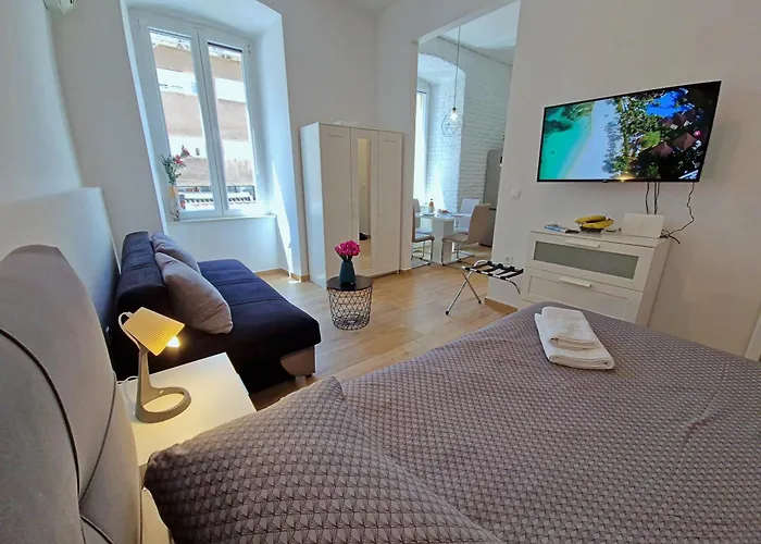 Lola\'S Place